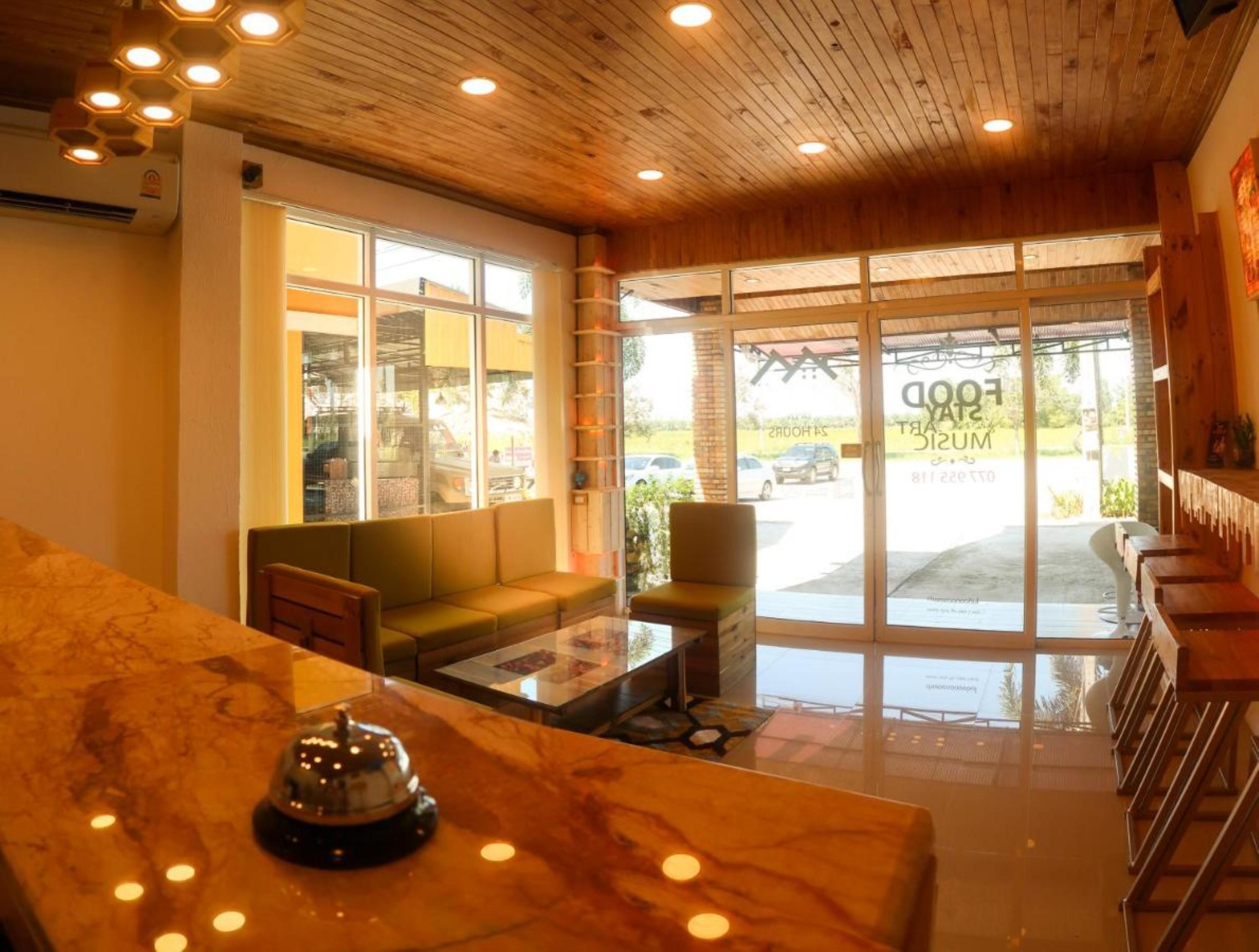 Baan Urt Suratthani Airport Hotel Сурат-Тхані Екстер'єр фото