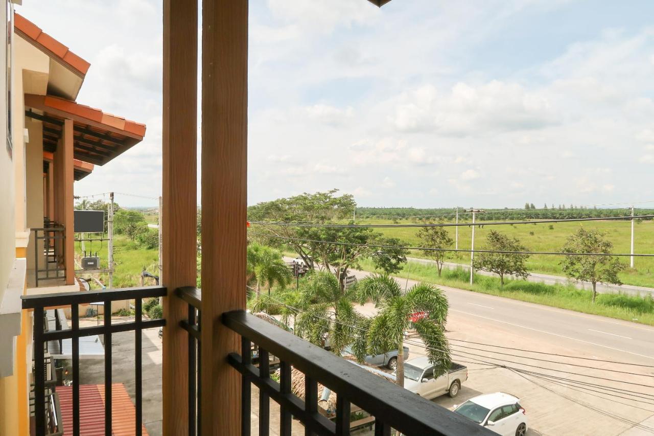 Baan Urt Suratthani Airport Hotel Сурат-Тхані Номер фото